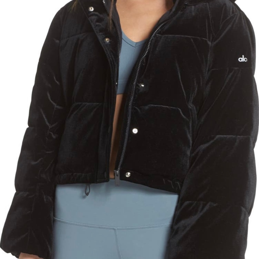 Alo Yoga Black Velvet Cropped Puffer size Small